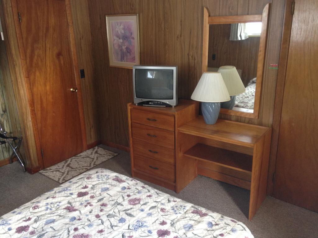 Amber Lantern Motel Lake George Room photo