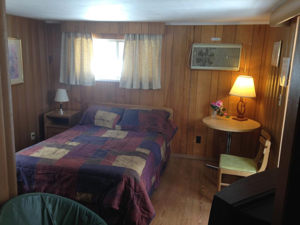 Amber Lantern Motel Lake George Room photo